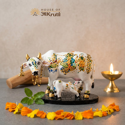 HOA કામધેનુ ગાય વાછરડાં સાથેની ધાતુની મૂર્તિ – ૧૩x૧૦ સે.મી.